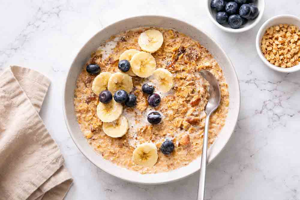 Flocons d'avoine aux dattes glacées et au beurre brun