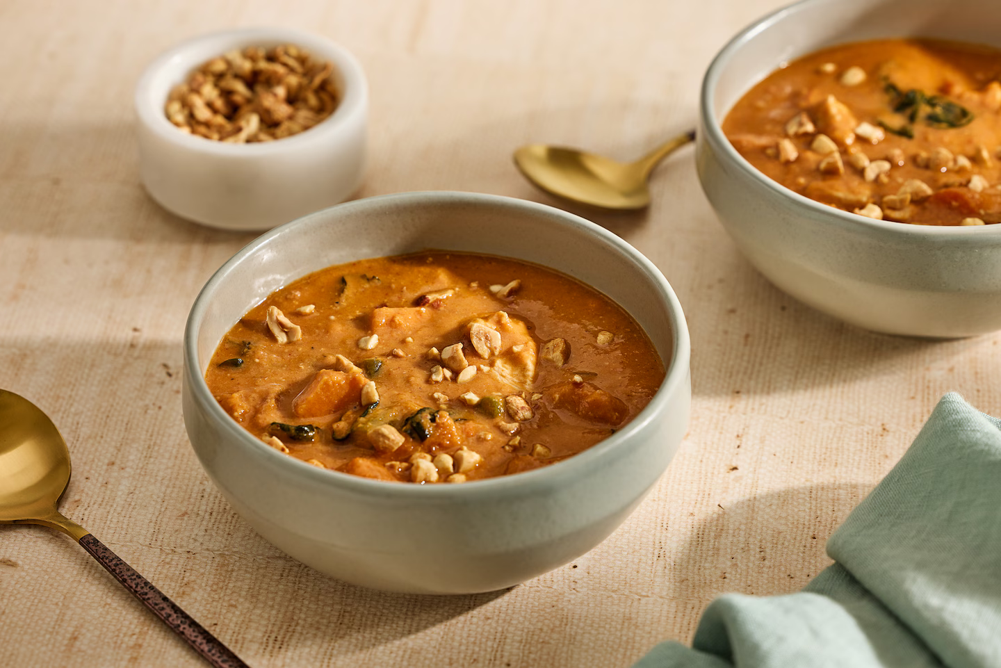 Soupe de poulet aux légumes et aux cacahuètes