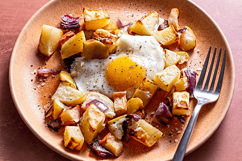 Hachis de légumes et de pommes à la poêle avec œufs