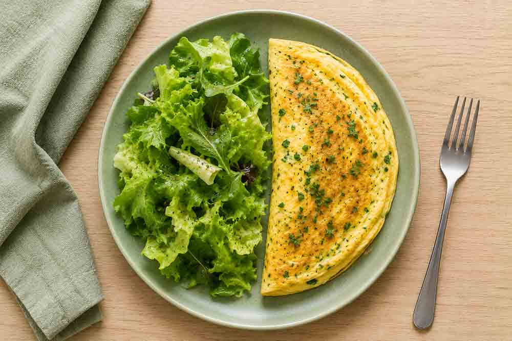 Omelette aux herbes et salade verte