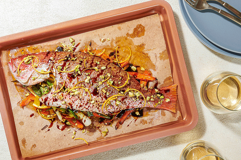 Poisson entier rôti à la mélasse de grenade