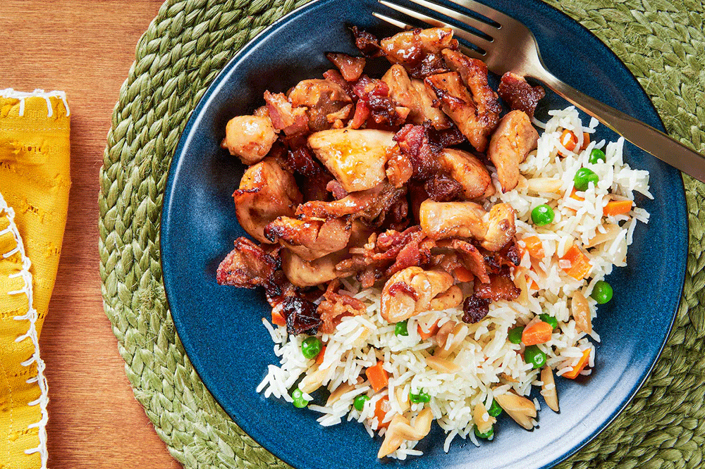 Poulet épicé au bacon et aux dattes, cuit à l'air libre