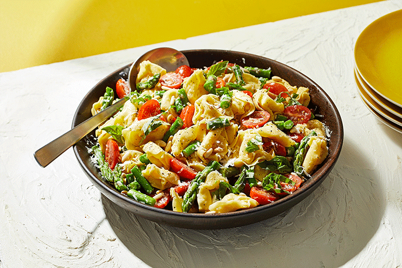 Salade de tortellinis avec asperges et vinaigrette au basilic