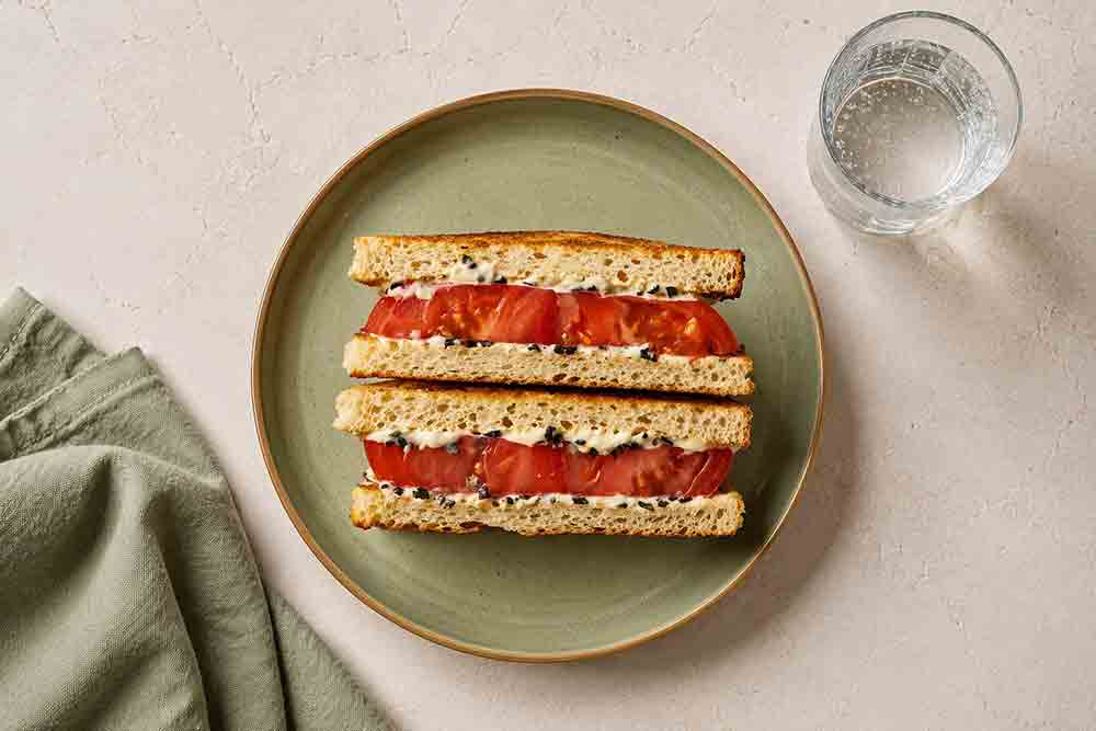 Sandwich aux tomates et furikake