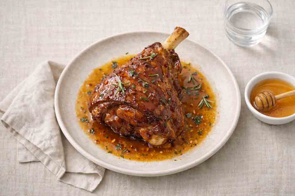 Souris d’agneau confite laquée au miel