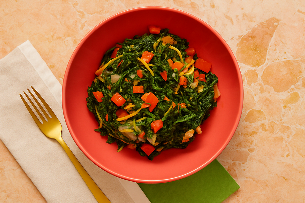 Sukuma Wiki (feuilles de chou vertes sautées au Kenya avec des tomates et du gingembre)