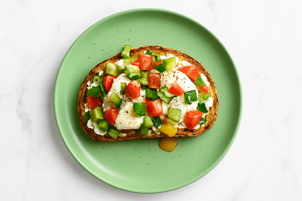 Toast méditerranéen pour le petit-déjeuner